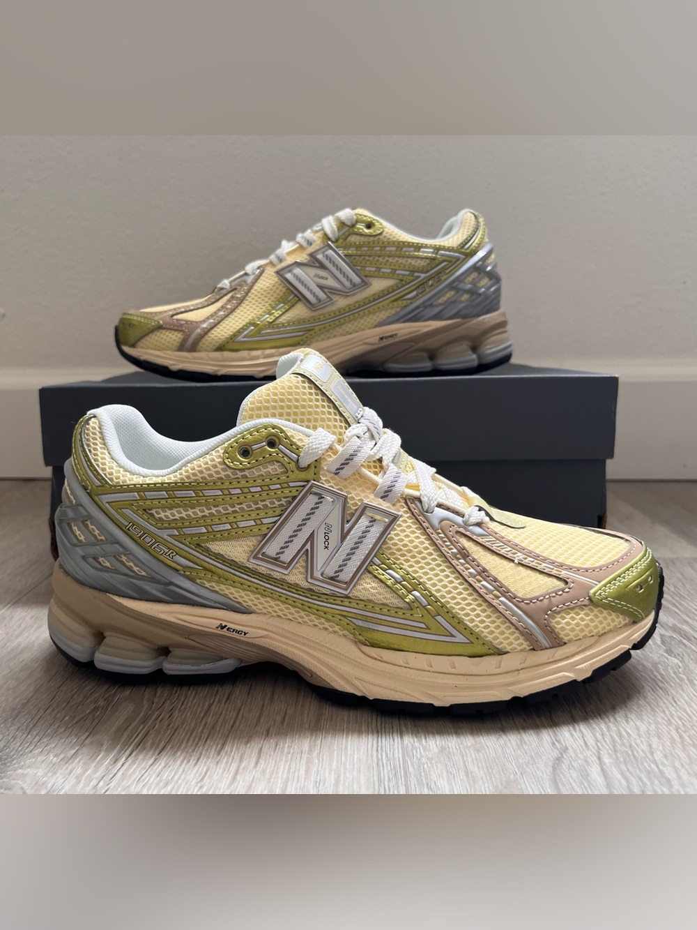 New Balance 1906R "Butter / Metallic Silver"